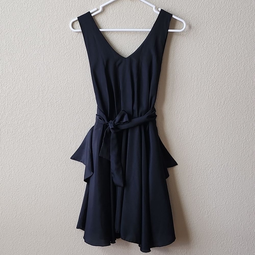 3️⃣💲2️⃣0️⃣ EUC Black v neck open back belted asymmetrical dress S